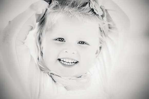 Smilende pige på 3 år