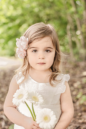 Pige på 3 år i naturen