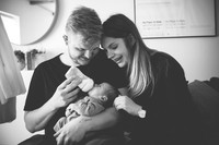 Nyfødt hjemmefotografering (lifestyle)